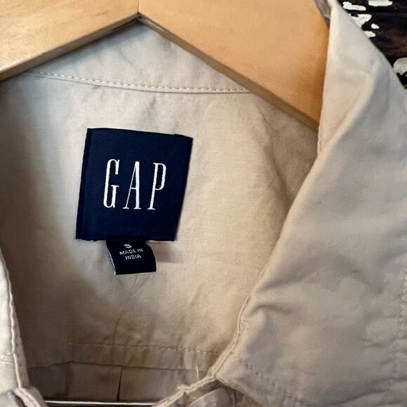 Women’s NWT Gap ruffled button down shirt.  Size Small. - Picture 3 of 8